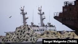 Українські військові катери (видно напис «Бердянськ» на одному з них) у порту окупованого кримського міста Керч