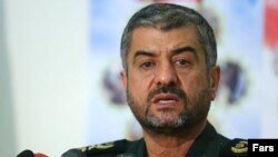 فرمانده سپاه پاسداران با بيان اينكه «برخى مى خواهند در عمل در مقابل اصل نظام بايستند و ما وظيفه داريم آنها را رسوا كنيم» گفته است: «بايد بدانيم كه امروز تهديد عليه نظام و انقلاب، جدى تر از گذشته است.»