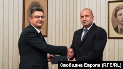 Болгарський політик Пламен Ніколов (л) отримує мандат на формування уряду від президента Болгарії Румена Радева, 30 липня 2021 року
