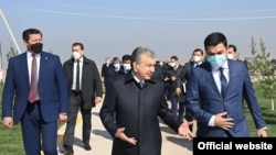 В сентября этого года Шавкат Мирзияев предложил ввести должность помощников хокима в махаллях, которая, по мнению главы государства, позволит создать новые рабочие места, повысить показатели дохода на душу населения и сократить уровень бедности. Фото с сайта president.uz. 