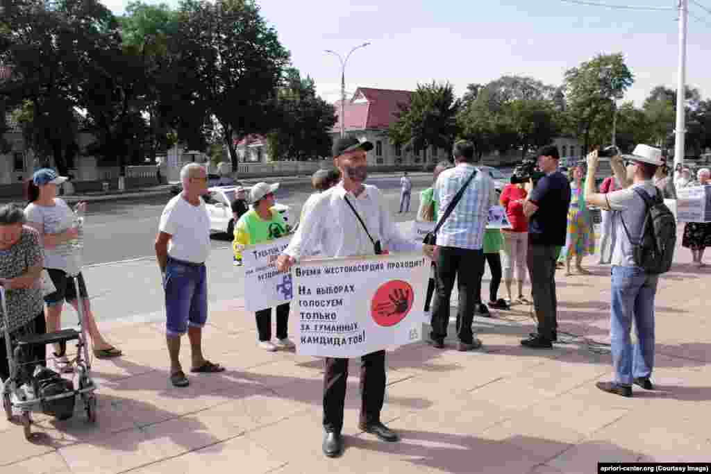 „La alegeri votăm doar pentru candidați care susțin metodele umane de soluționare a problemei animalelor fără stăpân”. Pichet în susținerea drepturilor animalelor la Tiraspol, în fața Sovietului suprem.