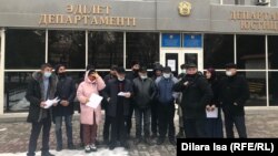 Члены инициативной группы по созданию партии «Халық таңдауы» перед зданием департамента юстиции. 4 декабря 2020 года.