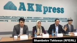 Політична партія «Нур» і її засновник Миктибек Арстанбек (на фото другий праворуч) викликають суперечки просуванням «релігійних і традиційних» цінностей