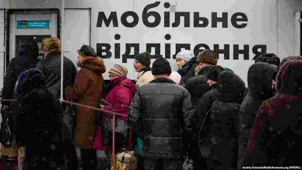 Мешканці з непідконтрольних Україні територій у черзі до мобільного пункту банкоматів «Ощадбанку» на КПВВ у Станиці Луганській, 4 січня 2018 року ПЕРЕГЛЯНЬТЕ ФОТОРЕПОРТАЖ