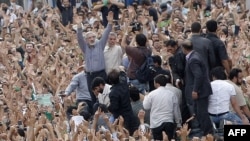میرحسین موسوی، نامزد اصلاح‌طلب در حلقه هواداران میلیونی‌اش در راهپیمایی خیابان آزادی تهران