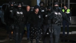 Mercenarul Horațiu Potra (în spate) înconjurat de forțele speciale, pe 8 decembrie 2024, la Ploiești, în ziua în care ar fi urmat să înceapă acțiunea de schimbarea ordinii constituționale.
