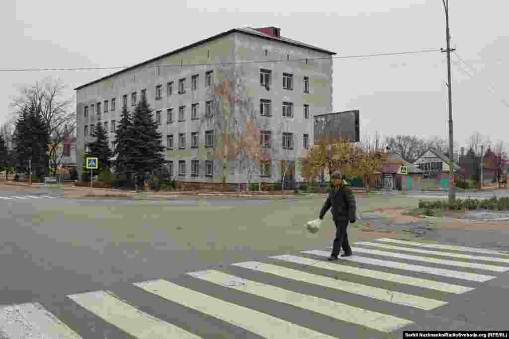 Василий, пожилой местный житель, переходит улицу в Покровске. &laquo;Мои друзья уехали в Днепропетровскую область, &mdash; говорит он. &mdash; Бедные страдают везде. Люди никому не нужны. Это борьба за территорию, а не за людей. Мне 81 год. Я думаю, если [россияне] восстановят порядок, то будет тепло, газ и прочее. Но&nbsp;[до тех пор] людям, скажу честно, будет чертовски трудно выживать&raquo;