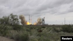 Российская ракета-носитель «Протон-М» стартует с космодрома Байконур. 16 мая 2015 года.