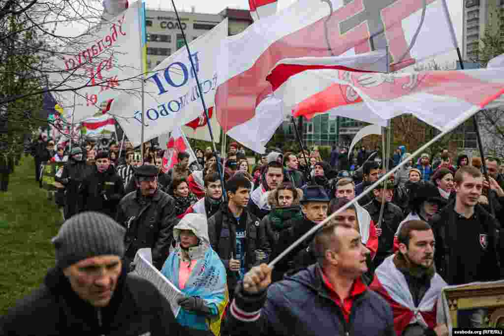 Удзельнік чарнобыльскага шэсьця, музыка Зьміцер Вайцюшкевіч згадаў, што сам у 1986 годзе трапіў пад дождж якраз у дні чарнобыльскай катастрофы. 
