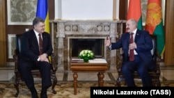 Президент України Петро Порошенко та президент Білорусі Олександр Лукашенко у резиденції «Лясковичі», Гомельська область, Білорусь, 26 квітня 2016 року
