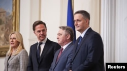 Shefi i NATO-s, Mark Rutte, së bashku me tre anëtarët e Presidencës së Bosnje e Hercegovinës. 