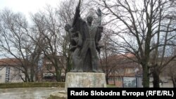 Споменик на херои од Народно ослободителната војна, поставен во центарот на Дебар. 