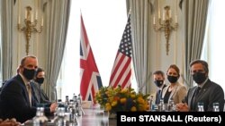 Шефот на британската дипломатија Доминик Рааб (Л) и американскиот државен секретар Антони Блинкен пред нивниот билатерален состанок во Лондон, на 3 мај 2021 година за време на состанокот на министрите за надворешни работи на Г7.