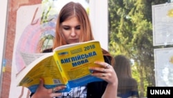 Учасниця зовнішнього незалежного оцінювання (ЗНО) з англійської мови в школі №80 в Харкові, архівне фото, 2018 рік