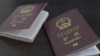 Imagini cu presupuse pașapoarte chineze prezentate de autoritățile ucrainene, după ce au anunțat, pe 8 aprilie, capturarea a doi cetățeni ai Chinei, luptând de partea Rusiei, în estul Ucrainei