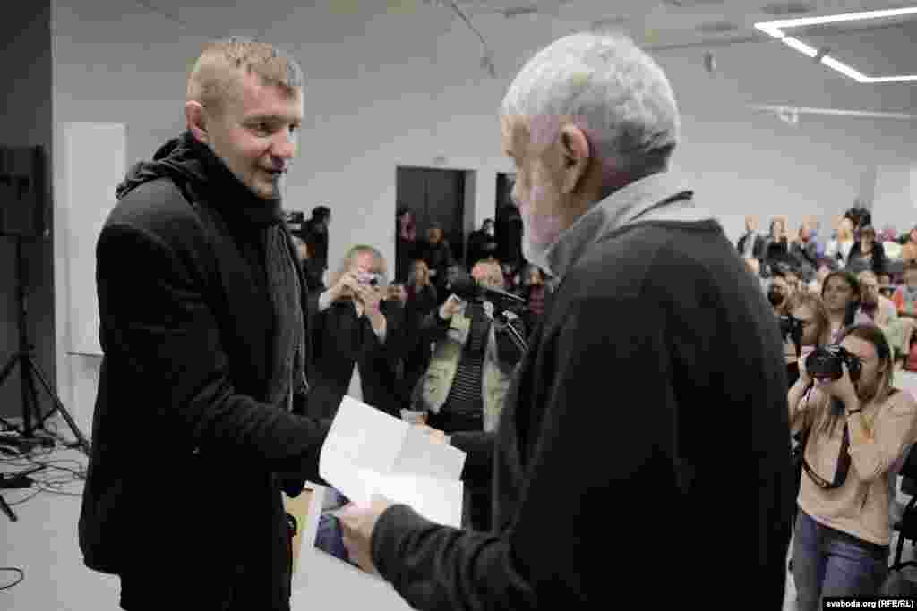 Ільля Сін атрымлівае дыплём пераможцы прэміі імя Ежы Гедройця ад пісьменьніка Ўладзімера Арлова за кнігу «Libido».