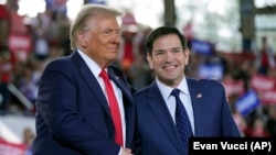 Candidatul la funcția de secretar de stat al SUA, Marco Rubio (dreapta), împreună cu președintele ales al SUA, Donald Trump.