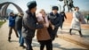 Кыргызстандагы ала качууга дуушар болгон кыз-келиндердин тагдырын чагылдырган долбоордун автору, сүрөтчү Татьяна Зеленскаяны милиция кызматкерлери карап кетүүдө. 8-март, 2020-жыл.