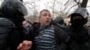 Приведен демонстрант на протестите во Санкт Петербург. 31 јануари 2021 година.