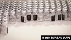 O a treia doză de vaccin le-ar putea oferi celor mai vulnerabili oameni protecție suplimentară împotriva noilor tulpini ale virusului, spun specialiștii. (Imagine generică) 