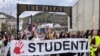 <p>Studenti u blokadi u centru Novog Pazara, 12. april 2025. 