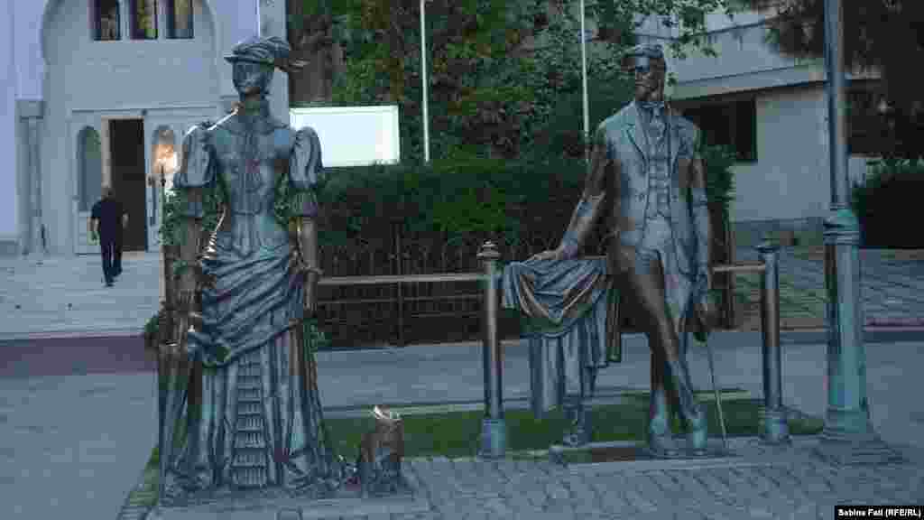 Памятник «Дама с собачкой» на набережной в Ялте открыли в рамках 100-летней годовщины со дня смерти автора произведения Антона Чехова 