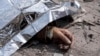 Ръка на украински гражданин, покрит с фолио, убит при руската атака срещу Суми.