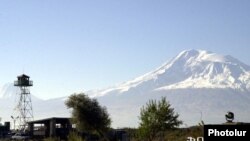 Un turn de observare la granița dintre Turcia și Armenia, cu Muntele Ararat în plan secund.