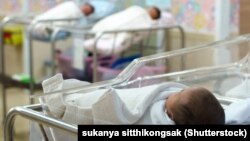 Водночас, за даними відомства, ще понад 17 тисяч дітей різного віку в переважній більшості з братами і сестрами перебувають на обліку з усиновлення