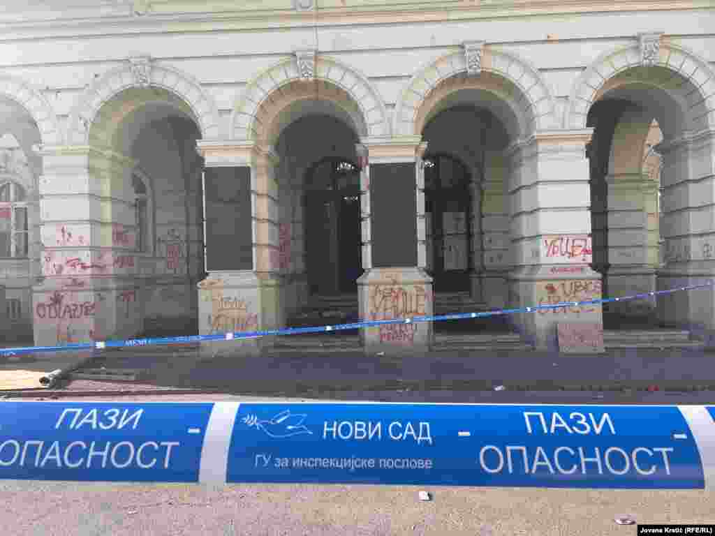 Traka Gradske uprave za inpeksijske poslove kojom je opasana Gradska kuća, na kojoj piše "Pazi, opasnost", 6. novembar 2024.