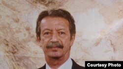  در زمانی که شاپور بختيار در فرانسه به صف مبارزان ضدفاشيست پيوست، بسياری از روشنفکران ايرانی زير تاثیر ايده‌های فاشيستی بودند و سبيل هيتلری می‌گذاشتند.