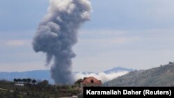 Nor de fum în zona localității Taibeh, după atacurile israeliene ca răspuns la rachete lansate din Liban, văzut din Marjayoun, în sudul Libanului, sâmbătă, 22 martie. 