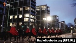 Під вікнами пентхаусу Ріната Ахметова у Лондоні проходить нічним маршем Королівська варта
