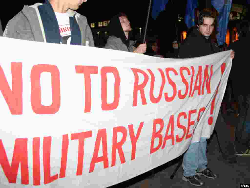 Minskdə Belarus müxalifəti seçkilərin saxtalaşdırılmasına etiraz mitinqi keçirib, 28 sentyabr 2008 - Belarus müxalifətindən heç kim parlamentə düşə bilməyib. Bu haqda Mərkəzi Seçki Komissiyası məlumat verib. Minskdə sentyabrın 28-də Belarus müxalifəti seçkilərin saxtalaşdırılmasına etiraz mitinqi keçirib. Rəsmilər deyirlər ki, aksiyada 400-ə yaxın adam iştirak edib. Onlar arasında müxalifət liderləri – Aleksandr Milinkeviç və Aleksandr Kozulin də olub