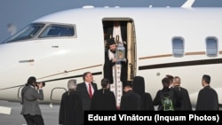 Lumina considerată sfântă, de la Ierusalim, a fost adusă sâmbătă în România, urmând să ajungă în bisericile ortodoxe din România și Republica Moldova.