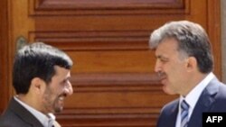 آقای احمدی نژاد روز جمعه، قبل از ترک استانبول گفت او اميدوار است دو کشور همسايه به زودی بتوانند قرارداد انرژی را امضا کنند.(عکس: AFP)