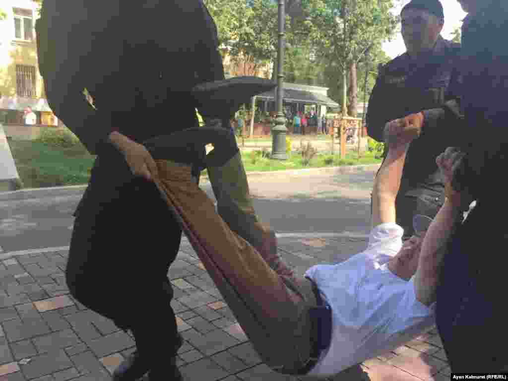 Задержания проведены в день, когда запрещенное в Казахстане движение «Демократический выбор Казахстана» (ДВК) призвало через социальные сети и мессенджеры своих сторонников выйти на митинг «за бесплатное образование». ДВК создан опальным банкиром и критиком Астаны Мухтаром Аблязовым, который с 2009 года живет за рубежом. В марте 2018 года суд в Астане причислил ДВК к экстремистским организациям. 