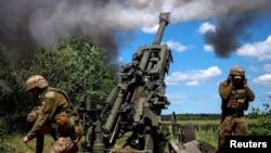 УКРАИНА - Припадниците на украинската војска испукаa граната од хаубицa М777 во близина на линијата на фронтот, додека рускиот напад врз Украина продолжува, во регионот Доњецк. Jуни 2022 година