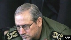 یحیی رحیم صفوی می گوید که دفاع از درياى عمان و خزر نيز بر عهده ارتش گذاشته شده است. (عکس: AFP)