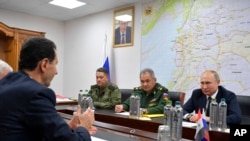 Ruski predsjednik Vladimir Putin, ruski ministar obrane Sergej Šojgu (u sredini) i ruski general pukovnik Alexander Chaiko (prvi sleva) slušaju sirijskog predsjednika Bašara al-Asada u Damasku, Sirija, 7. 1. 2020.