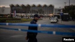 Policijac čuva prilaz Železničkoj stanici u Novom Sadu dan pošto je došlo do pada nadstrešnice u kojem je poginulo 15 ljudi, 2. novembar 2024.