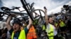 Protestuesit serbë me biçikleta mbërrijnë në Budapest më 5 prill në udhëtimin e tyre dyjavor, 1.300 kilometra drejt Parlamentit Evropian në Strasburg, Francë.