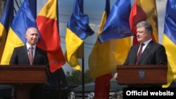 Президент України Петро Порошенко і прем’єр-міністр Молдови Павло Філіп (ліворуч) під час прес-конференції з нагоди запуску спільного митного та прикордонного пункту контролю «Кучурган» на українсько-молдовському кордоні (у районі Придністров’я). Одеська область, 17 липня 2017 року 