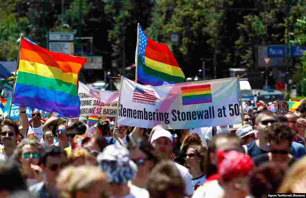 Pripadnici LGBT zajednice u šetnji Skopljem u Severnoj Makedoniji, na prvoj Paradi ponosa u toj zemlji, održanoj 29. juna 2019. godine.