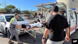Salvatorii din Liban ajută un bărbat căruia i-a explodat pagerul în mână la Beirut, pe 17 septembrie.