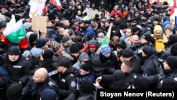 Софија- Протести пред зградата на парламентот против владините мерки за спречување на ширењето на коронавирусна болест,12.1.2022