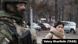Российский военнослужащий, прибывший в Казахстан в рамках миссии ОДКБ, на улице в Алматы. 11 января 2022 года