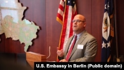Američki ambasador na Kosovu Džefri Hovenier