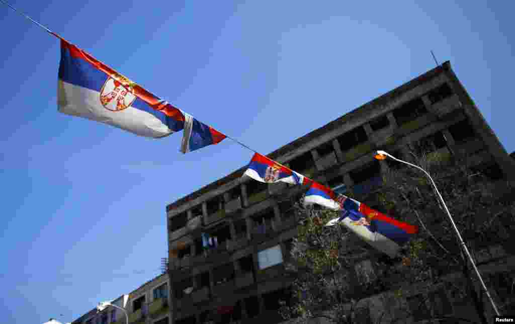 Zastave Srbije u sjevernom dijelu Mitrovice, 20. mart 2013. Foto: REUTERS / Marko Đurica