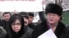 Главный редактор газеты «Свобода Слова» Гульжан Ергалиева и главный редактора газеты «Жас Алаш» Рысбек Сарсенбай на акции протеста у генерального консульства Китая. Алматы, 11 декабря 2009 года.